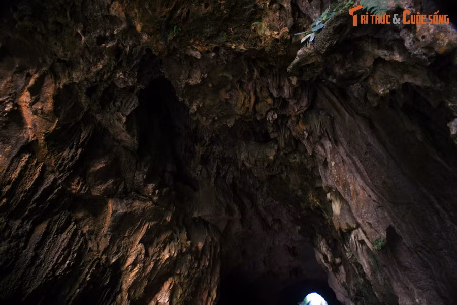 Cho đến những năm gần đây, không nhiều người đi qua hang động này vì hang khá dài, nền hang gập ghềnh và rất tối tăm.