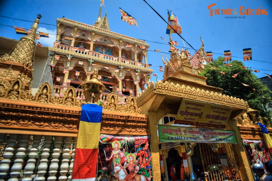  10. Chùa Pitu Khôsa Răngsây. Nằm ở quận Ninh Kiều của TP Cần Thơ, chùa Pitu Khôsa Răngsây có tên Việt là chùa Viễn Quang, được tạo lập vào năm 1948. Sau đợt trùng tu lớn những năm 2000, chùa trở thành ngôi chùa Khmer duy nhất ở Việt Nam được xây theo kiểu nhà cao tầng độc đáo.