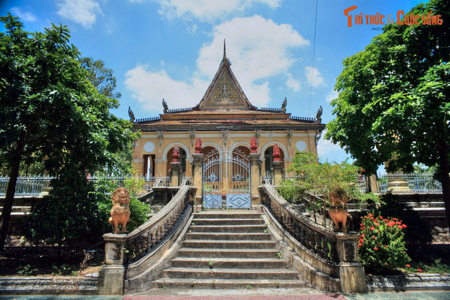  7. Chùa Ông Mẹt. Nằm ở phường 1 của TP Trà Vinh, chùa Ông Mẹt (tên chính thức là chùa Bodhisálaràja) được tạo dựng lần đầu vào năm 642, là một trong những ngôi chùa cổ nhất Việt Nam. Tên gọi chùa Ông Mẹt được cho là bắt nguồn từ nhà sư Meas, người từng làm trụ trì chùa năm xưa.