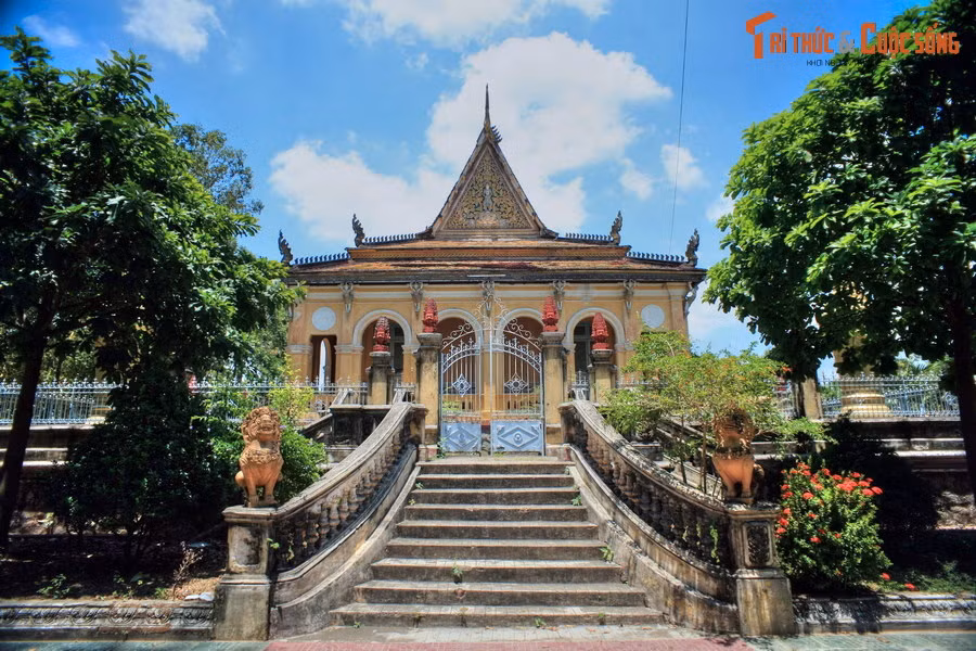  7. Chùa Ông Mẹt. Nằm ở phường 1 của TP Trà Vinh, chùa Ông Mẹt (tên chính thức là chùa Bodhisálaràja) được tạo dựng lần đầu vào năm 642, là một trong những ngôi chùa cổ nhất Việt Nam. Tên gọi chùa Ông Mẹt được cho là bắt nguồn từ nhà sư Meas, người từng làm trụ trì chùa năm xưa.