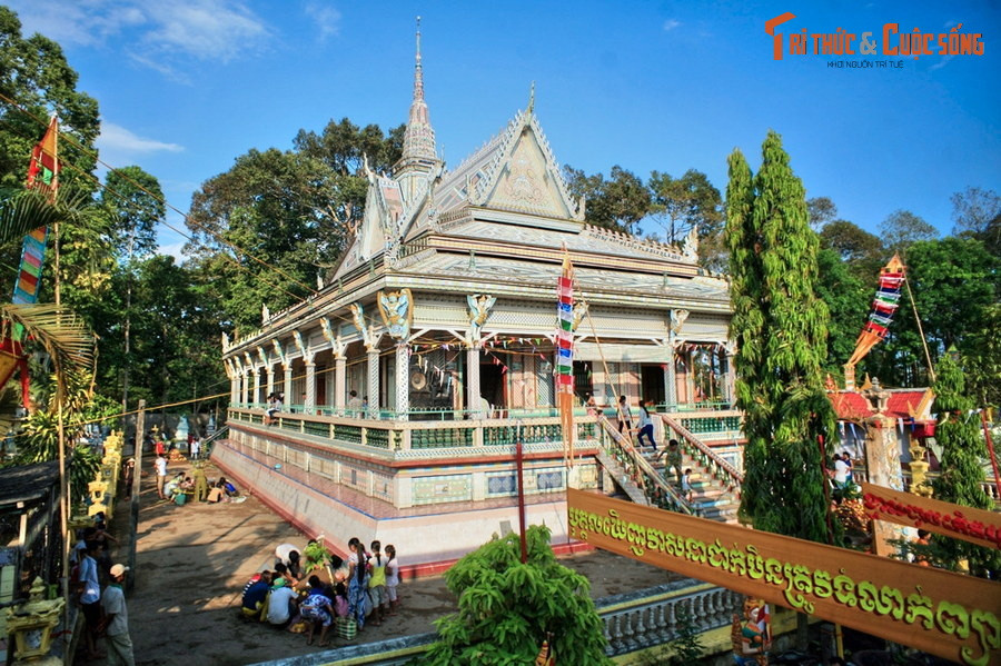  3. Chùa Chén Kiểu. Tọa lạc tại xã Đại Tâm, huyện Mỹ Xuyên, tỉnh Sóc Trăng, chùa Chén Kiểu còn được gọi là chùa Sà Lôn hay Wat Chro Luông, được dựng lần đầu năm 1815. Chùa được cả nước biết đến nhờ việc dùng hàng triệu mảnh gốm sứ để ốp tường và các chi tiết kiến trúc.