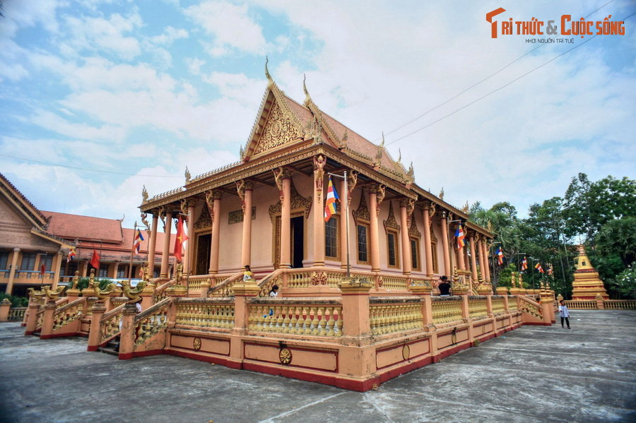  1. Chùa Kh'Leang. Nằm ở phường 6 của TP Sóc Trăng, chùa Kh’Leang hình thành từ năm 1533, là một trong những chùa Khmer cổ nhất và tiêu biểu nhất cho kiến trúc Khmer Nam Bộ. Một bản sao của công trình này đã được xây dựng tại Làng Văn hóa các dân tộc Việt Nam ở thủ đô Hà Nội.