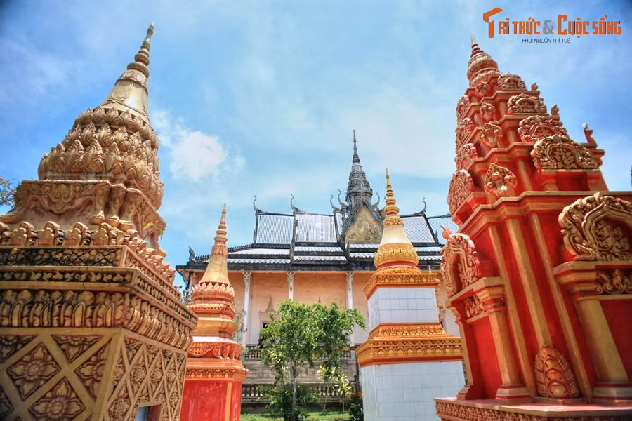  8. Chùa Xiêm Cán. Nằm ở xã Vĩnh Trạch Đông, TP Bạc Liêu, Chùa Xiêm Cán có tên Khmer là Komphisako, được xây dựng vào năm 1887. Chùa có nhiều công trình tinh xảo, nằm trong khuôn viên 4 ha, là một trong những quần thể kiến trúc tôn giáo lớn nhất miền Tây Nam Bộ.