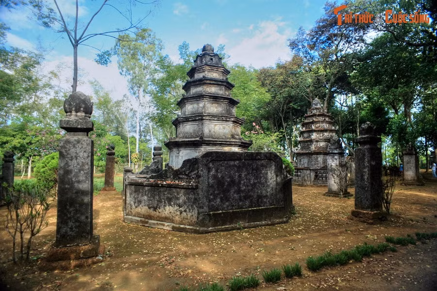 Đây là nơi quy tụ những ngôi tháp lớn, có cấu trúc phức hợp với bình phong, trụ biểu, tháp mộ và tường bao. Tháp được xây dựng nhiều tầng theo số lẻ (3, 5, 7, 9), mang hình hoa sen - biểu tượng cho sự thanh khiết của giáo lý nhà Phật.