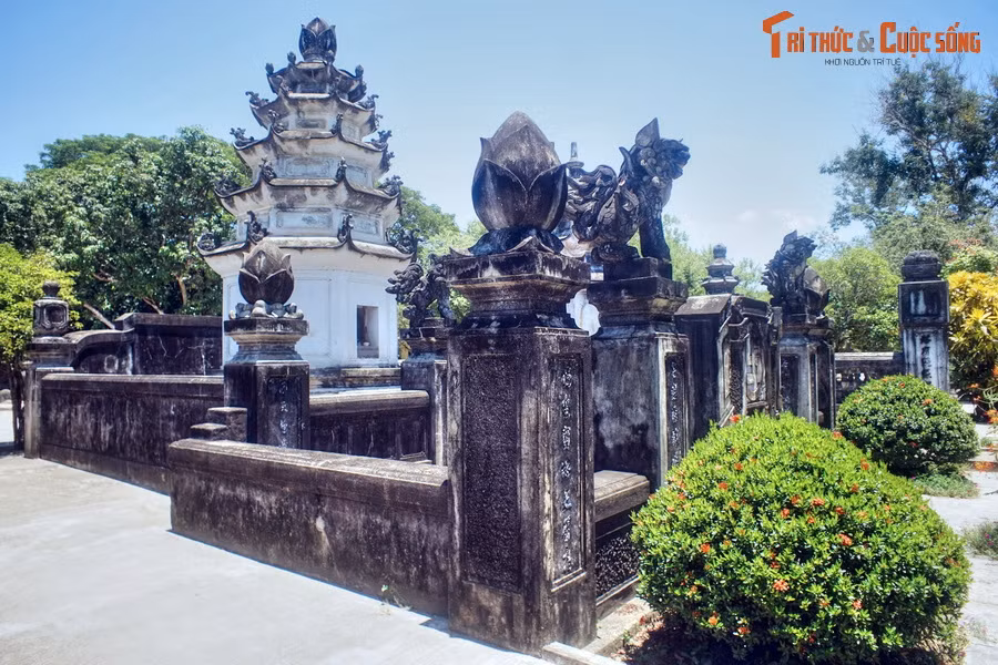 3. Nằm ở huyện An Nhơn, tỉnh Bình Định, chùa Thập Tháp hình thành từ thế kỷ 17, là một trong những ngôi tổ đình danh tiếng vào bậc nhất ở miền Trung. Khu vườn tháp cổ kính của chùa được đánh giá là một trong những vườn tháp đẹp nhất Việt Nam.