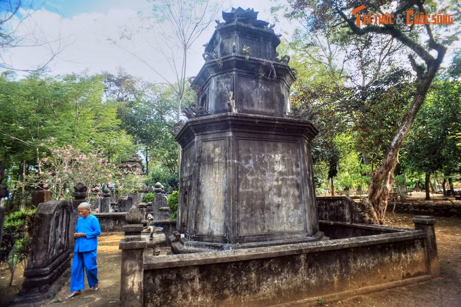 Nhiều tháp mộ của ngôi cổ tự có tuổi đời tính bằng thế kỷ. Đây là nơi an táng các vị sư tổ và thiền sư trụ trì chùa Thiên Ấn qua nhiều thế hệ.