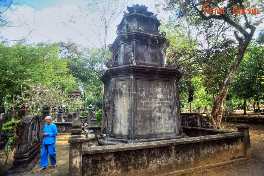 Nhiều tháp mộ của ngôi cổ tự có tuổi đời tính bằng thế kỷ. Đây là nơi an táng các vị sư tổ và thiền sư trụ trì chùa Thiên Ấn qua nhiều thế hệ.