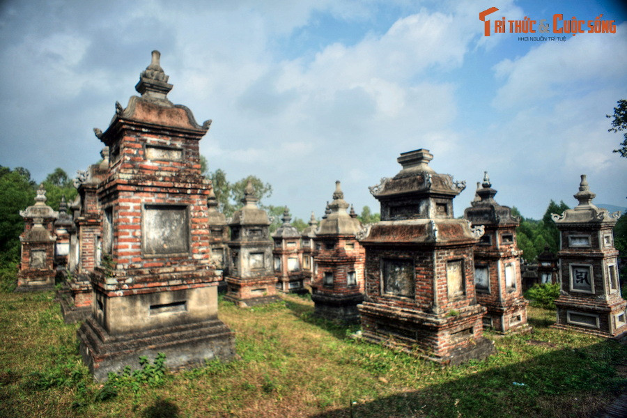 Mỗi tháp an táng từ 4 thi hài đến 26 thi hài, tổng cộng có tất cả 1.214 thi hài. Quy mô vườn tháp khẳng định vị thế của chùa Bổ Đà là một Trung tâm Phật giáo lớn của dòng thiền Trúc Lâm Yên Tử.