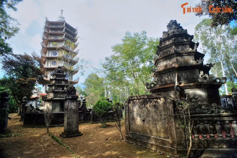 Những năm gần đây, khu vườn tháp của chùa còn có thêm một ngôi bảo tháp 9 tầng bề thế. Tháp được xây dựng làm nơi tưởng niệm Tổ khai sơn của chùa Thiên Ấn là Thiền sư Pháp Hóa (1670 - 1754).