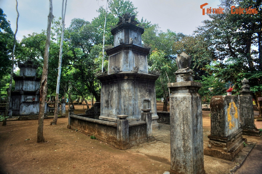 2. Nằm trên đỉnh núi Thiên Ấn ở TP Quảng Ngãi, chùa Thiên Ấn là ngôi chùa cổ nổi tiếng của vùng đất Quảng Ngãi. Một trong những nét độc đáo của ngôi chùa này là khu tháp mộ nằm ở phía Đông của khuôn viên chùa.