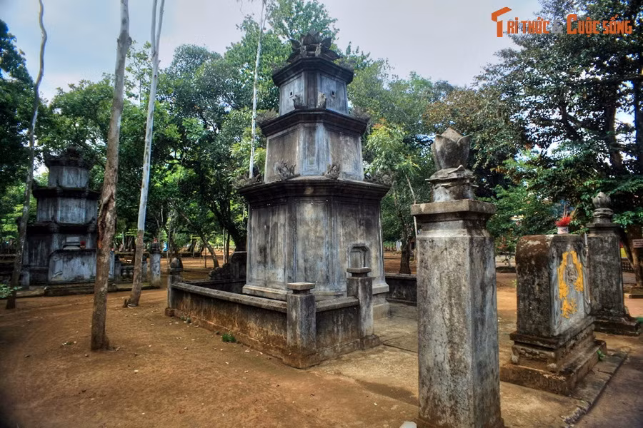 2. Nằm trên đỉnh núi Thiên Ấn ở TP Quảng Ngãi, chùa Thiên Ấn là ngôi chùa cổ nổi tiếng của vùng đất Quảng Ngãi. Một trong những nét độc đáo của ngôi chùa này là khu tháp mộ nằm ở phía Đông của khuôn viên chùa.