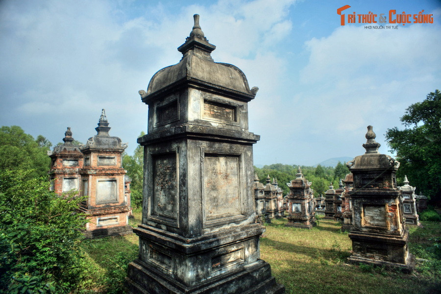 Khu vườn tháp của chùa Bổ Đà có từ thời nhà Lý và được mở rộng, trùng tu qua nhiều giai đoạn khác nhau, là nơi lưu xá lị, tro cốt nhục thân của các vị tăng ni từng tu hành tại chùa. Ngày nay khu vườn tháp này có diện tích lên đến gần 8.000 m2.