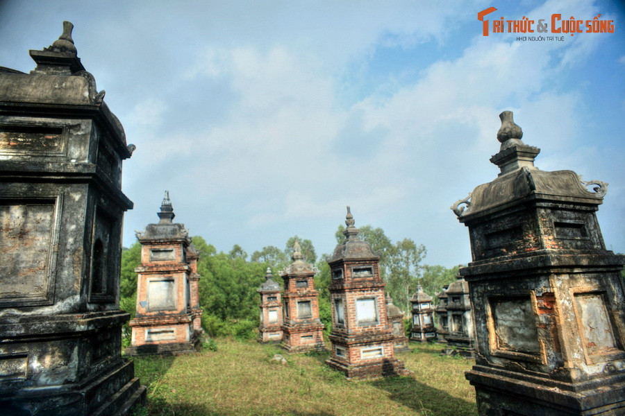 Toàn bộ khu vườn có tới gần 100 ngôi tháp, với nhiều kiểu loại khác nhau, đa phần đã có tuổi đời nhiều thế kỷ. Các ngôi tháp mộ xếp hàng hàng, lớp lớp và được xây dựng theo những quy định riêng, rất chặt chẽ của Phật giáo.