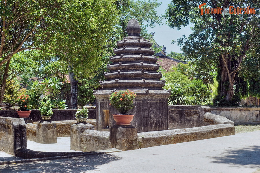 Dù được xây theo cùng kiểu thức nhưng các mộ tháp trong khu vườn tháp mang hình thái kiến trúc phong phú, không tháp nào giống tháp nào. Các công trình này vừa phản ánh thế giới quan Phật giáo, vừa mang đậm nét văn hóa dân gian truyền thống của người Việt.