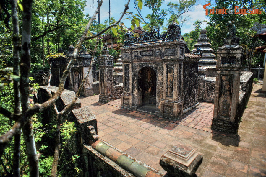 4. Nằm ở phường Thủy Xuân, thành phố Huế, chùa Từ Hiếu là một ngôi cổ tự lớn và có vai trò quan trọng trong lịch sử Cố đô Huế. Đây cũng là một trong những ngôi chùa có vườn tháp đẹp nhất Việt Nam, với nhiều tháp mộ cổ kính, có quy mô khá bề thế.