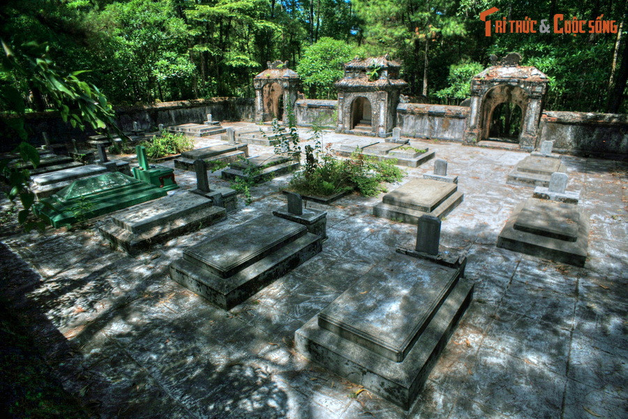 Ngoài tháp mộ của các nhà tu hành, chùa Từ Hiếu còn nổi tiếng với một khu mộ cổ rất đặc biệt, dành riêng cho các vị thái giám nhà Nguyễn. Khu mộ này nằm trong một mảnh đất hình chữ nhật có diện tích gần 1.000 m2, có 25 ngôi mộ, chia làm 3 dãy, xếp theo chức vụ của các quan thái giám.