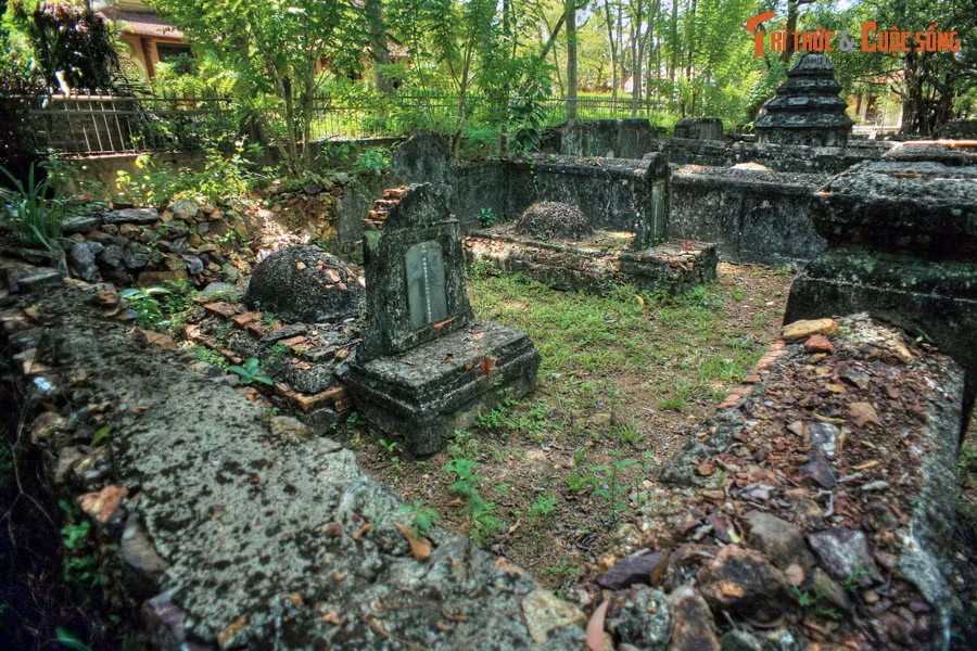 Bên ngoài khu nghĩa địa của các thái giám còn nhiều ngôi mộ của các cung tần, mỹ nữ từng sống trong cung đình nhà Nguyễn. Rằm tháng 11 hàng năm, chùa Từ Hiếu lại tổ chức ngày giỗ chung để tưởng nhớ những người thuộc đủ thân phận khác nhau an nghỉ trong khuôn viên chùa...