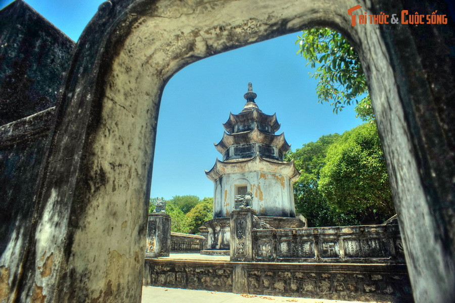 Trong vườn tháp có một tòa tháp trắng tinh mà mọi người quen gọi là Tháp Trắng. Tòa tháp này gắn với một truyền thuyết được lưu truyền từ xa xưa về tấm lòng trong sáng của sư Liễu Triệt - vị trụ trì đời thứ hai của chùa.