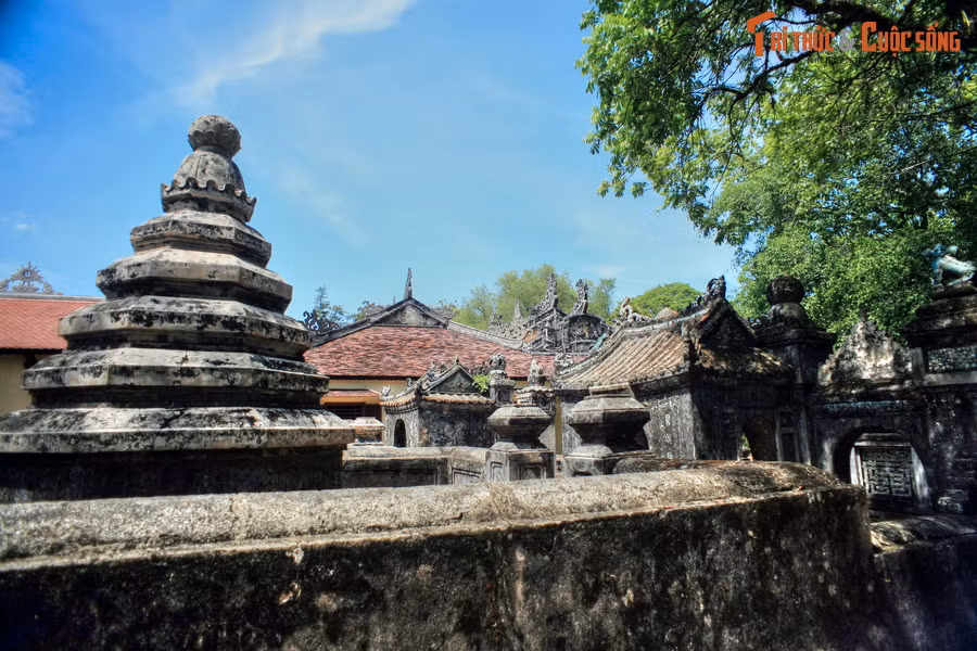 Các công trình này được trang trí tinh xảo, mang đậm nét kiến trúc truyền thống của Cố đô Huế. Đây là nơi an nghỉ của nhiều bậc danh tăng, những người có tầm ảnh hưởng lớn với triều đình nhà Nguyễn ở Kinh thành Huế xưa.