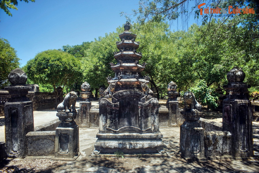 Khu vườn có tổng cộng 24 bảo tháp lớn nhỏ, là nơi lưu giữ nhục thân của các vị trụ trì và chư tôn tá túc trong chùa. Các tòa tháp này được xây dựng từ thế kỷ 19 đến đầu thế kỷ 20, mang kiến trúc khá tương đồng với các mộ tháp ở chùa Thiên Ấn.