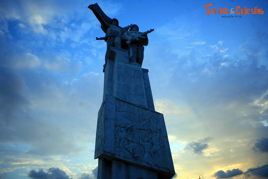  2. Tượng đài Chiến thắng Bạc Liêu. Tọa lạc tại vòng xoay ngã năm thuộc phường 7 TP Bạc Liêu, tượng đài Chiến thắng Bạc Liêu là công trình nghệ thuật hoành tráng, biểu thị sự tôn vinh và lòng biết ơn dành cho thế hệ cha anh đã ngã xuống cho cuộc đấu tranh chống thực dân đế quốc ở mảnh đất Bạc Liêu.