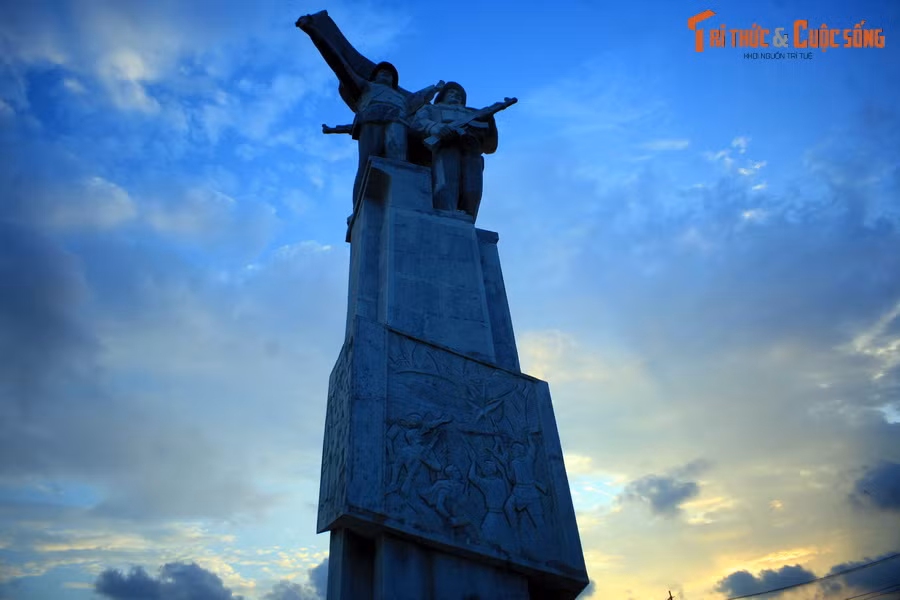  2. Tượng đài Chiến thắng Bạc Liêu. Tọa lạc tại vòng xoay ngã năm thuộc phường 7 TP Bạc Liêu, tượng đài Chiến thắng Bạc Liêu là công trình nghệ thuật hoành tráng, biểu thị sự tôn vinh và lòng biết ơn dành cho thế hệ cha anh đã ngã xuống cho cuộc đấu tranh chống thực dân đế quốc ở mảnh đất Bạc Liêu.