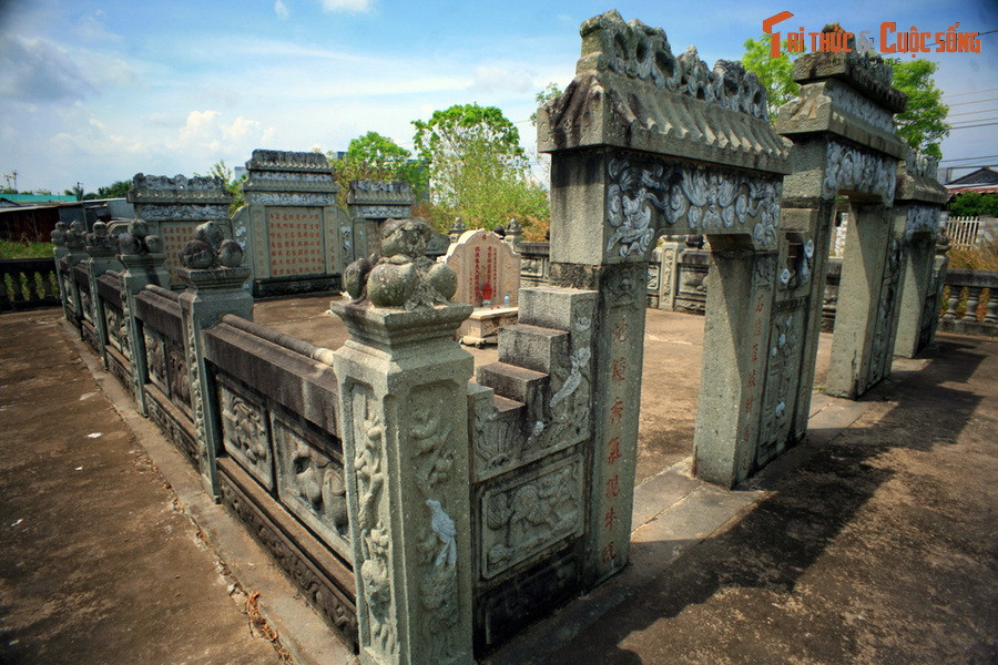  10. Mộ quan Đốc phủ Cao Minh Thạnh. Nằm bên đường Lò Rèn của TP Bạc Liêu, khu mộ Đốc phủ Cao Minh Thạnh (1858- 1919) được coi là một trong những lăng mộ cổ tinh xảo nhất Nam Bộ. Công trình còn là một tác phẩm nghệ thuật điêu khắc đá xuất sắc của những nghệ nhân đất phương Nam.