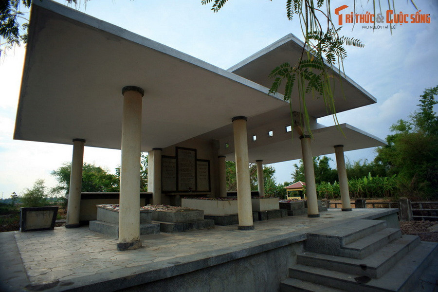  9. Mộ Công tử Bạc Liêu. Nằm ở thị trấn Châu Hưng, huyện Vĩnh Lợi, khu mộ của dòng họ Trần Trinh là nơi an nghỉ của Công tử Bạc Liêu Trần Trinh Huy và gia quyến. Đây là địa điểm mà những người thích tìm hiểu về lịch sử vùng đất Nam Bộ không thể bỏ qua.