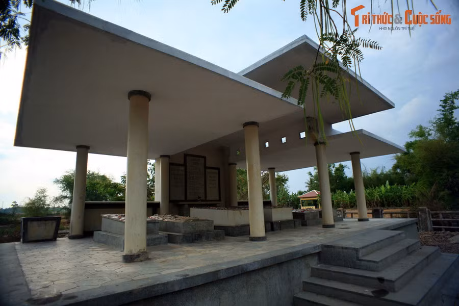  9. Mộ Công tử Bạc Liêu. Nằm ở thị trấn Châu Hưng, huyện Vĩnh Lợi, khu mộ của dòng họ Trần Trinh là nơi an nghỉ của Công tử Bạc Liêu Trần Trinh Huy và gia quyến. Đây là địa điểm mà những người thích tìm hiểu về lịch sử vùng đất Nam Bộ không thể bỏ qua.