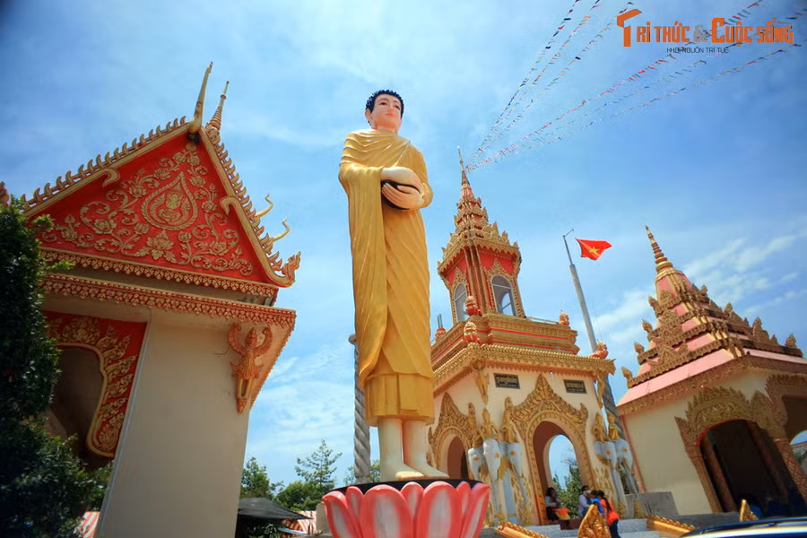  4. Chùa Xiêm Cán. Tọa lạc ở Vĩnh Trạch Đông của TP Bạc Liêu, chùa Xiêm Cán được coi là một trong những ngôi chùa Khmer đẹp nhất Nam Bộ. Có từ năm 1887, ngôi chùa là một quần thể kiến trúc mang đậm sắc thái Khmer, gồm nhiều công trình khác nhau như chính điện, sa-la, tăng phòng... được bài trí hài hòa.