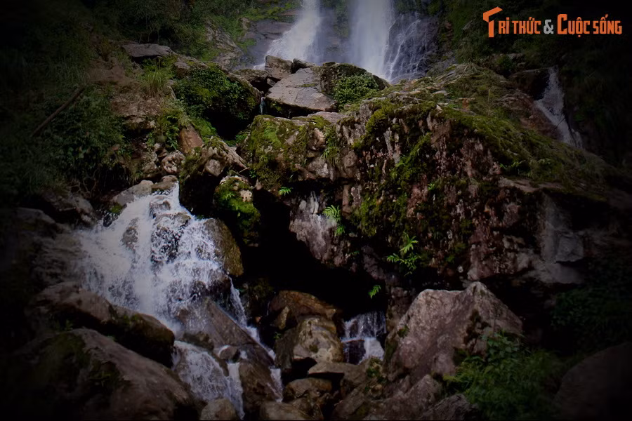 Ngọc Hoàng ra lệnh cấm Thất tiên nữ xuống trần gian và làm phép biến chàng Ô Quy Hồ thành một con rùa đen. Kể từ đó chàng mang lốt của một con vật câm nín và lầm lũi bên dòng thác đầy kỷ niệm.