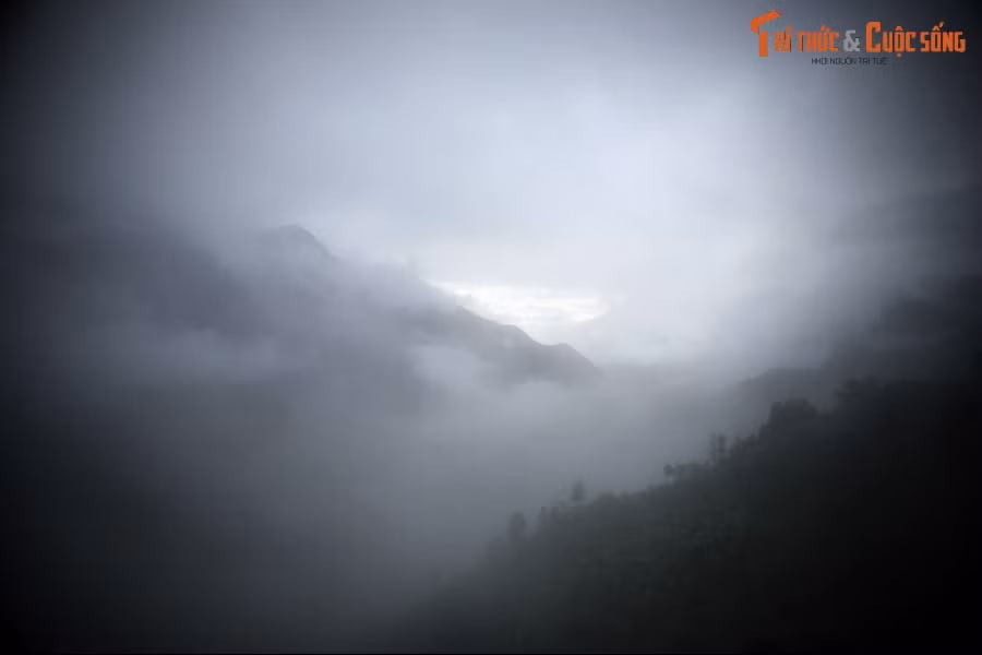 Nhưng đôi trai gái không thể giấu được tình yêu của mình trước thiên nhãn của Ngọc Hoàng. Ngài không thể chấp nhận người con gái thứ bảy của mình trao thân gửi phận cho một người trần tục.