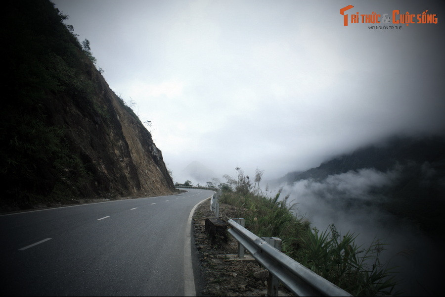 Nằm trên quốc lộ 4D ở vùng giáp ranh giữa hai tỉnh Lào Cai và Lai Châu, đèo Ô Quy Hồ là cung đường đèo dài, hiểm trở và hùng vĩ bậc nhất miền Bắc Việt Nam.