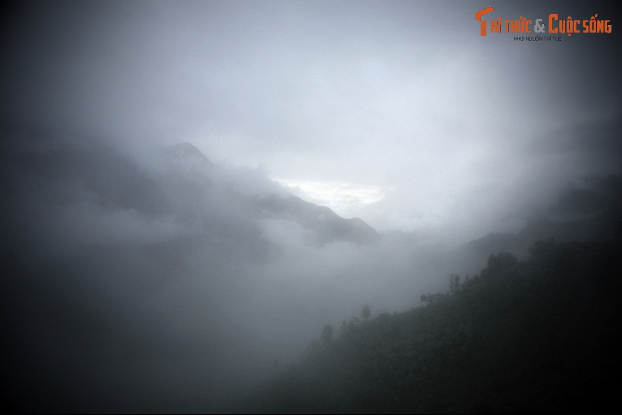 Nhưng đôi trai gái không thể giấu được tình yêu của mình trước thiên nhãn của Ngọc Hoàng. Ngài không thể chấp nhận người con gái thứ bảy của mình trao thân gửi phận cho một người trần tục.