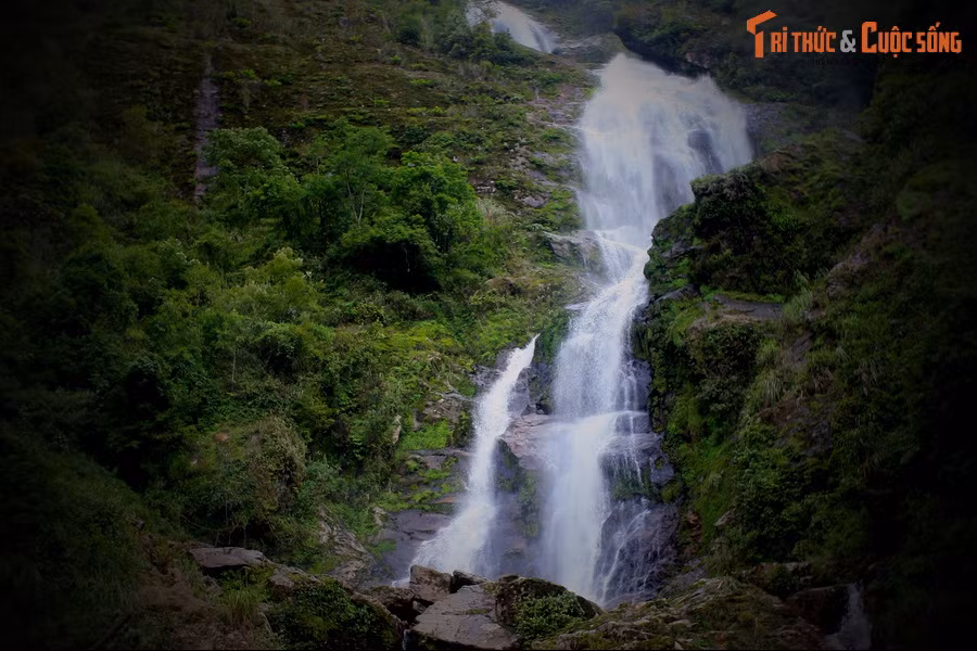 Còn thác Tình Yêu nằm trên đỉnh đèo là thắng cảnh nổi tiếng của thị xã Sa Pa, thu hút đông đảo du khách trong và ngoài nước đến ghé thăm mỗi ngày...