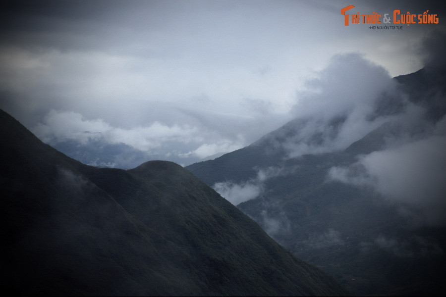 Còn nàng tiên thương nhớ người yêu khôn nguôi cũng lâm bệnh mà qua đời. Nàng hóa thành chim phượng hoàng, chiều chiều bay qua đỉnh đèo mà cất tiếng gọi da diết: Ô Quy Hồ! Ô Quy Hồ!...