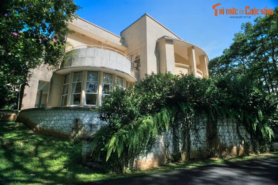 Dù tòa nhà từng thuộc quyền sở hữu của vua Bảo Đại nhưng thực tế ông rất ít khi lui tới đây. Công trình được biết nhiều hơn với tư cách là chỗ làm việc của ông Jean Decoux, toàn quyền Đông Dương giai đoạn 1940-1945. Vì điều này, Dinh 2 còn được gọi là Dinh Toàn Quyền.