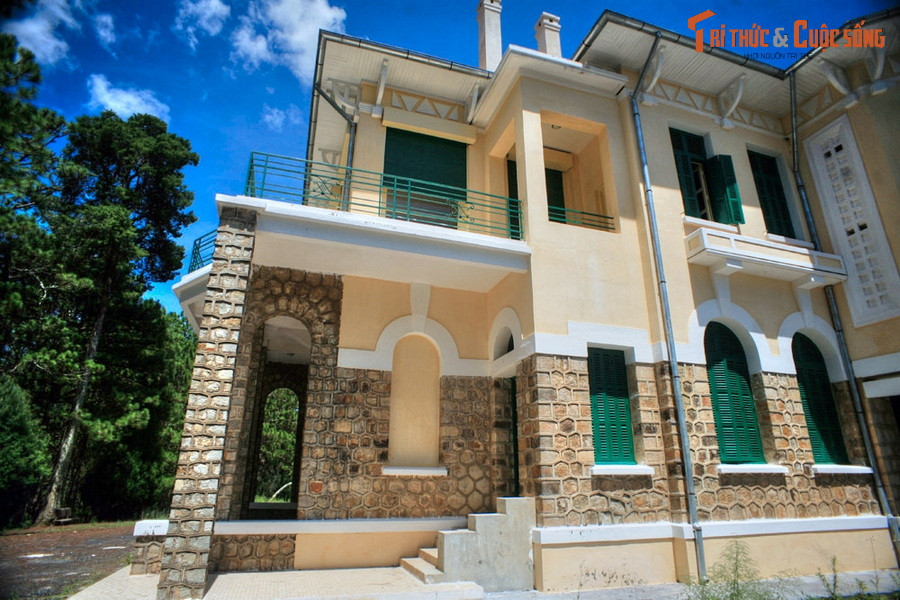 Năm 1950, Hoàng triều Cương thổ - vùng đất Tây Nguyên hưởng quy chế hành chính đặc biệt với Bảo Đại là hoàng đế được thành lập. Đà Lạt là thủ phủ của Hoàng triều Cương thổ và Dinh 1 trở thành "ngự điện" của Bảo Đại, nơi ông đặt bộ máy quản lý của mình.