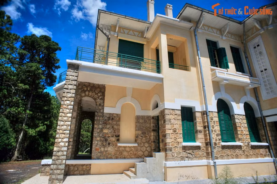 Năm 1950, Hoàng triều Cương thổ - vùng đất Tây Nguyên hưởng quy chế hành chính đặc biệt với Bảo Đại là hoàng đế được thành lập. Đà Lạt là thủ phủ của Hoàng triều Cương thổ và Dinh 1 trở thành "ngự điện" của Bảo Đại, nơi ông đặt bộ máy quản lý của mình.