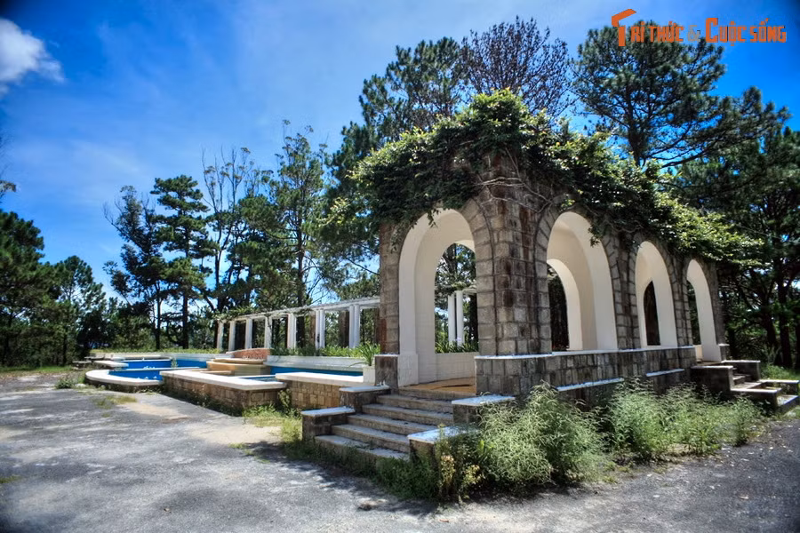 Sau các thăng trầm lịch sử, Dinh 1 vẫn được bảo tồn, nhưng các đồ vật gắn với quãng thời gian cựu hoàng Bảo Đại từng ở đây thì không còn. Trong những năm gần đây, công trình đã được cải tạo để mở cửa phục vụ khách tham quan.