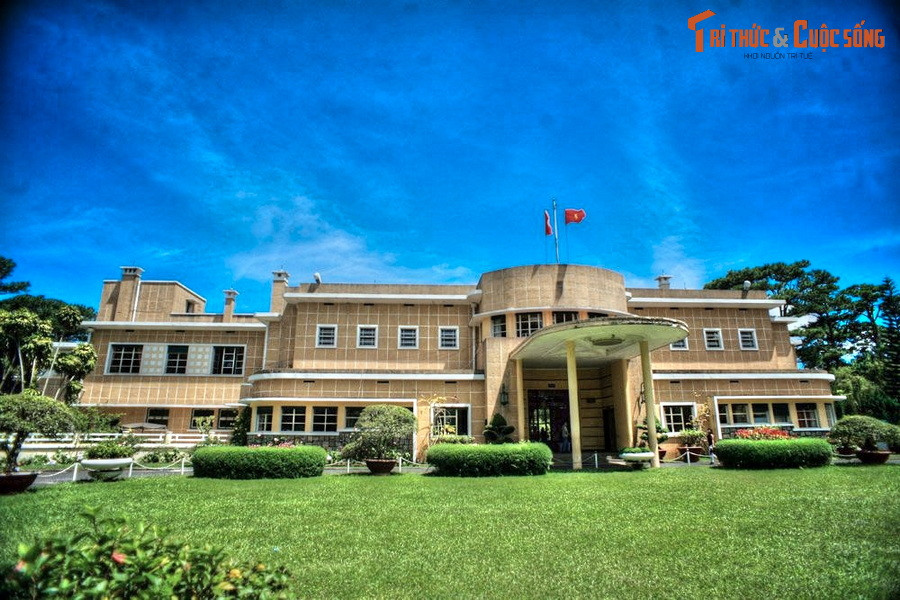 3. Nằm ở số 1 đường Triệu Việt Vương, thuộc phường 4 TP Đà Lạt, Dinh 3 Bảo Đại được xây trong khoảng từ năm 1933-1938. Tương tự như Dinh 2, Dinh 3 là một công trình kiến trúc đồ sộ với hàng chục phòng. Xung quanh Dinh là những vườn hoa được thiết kế theo phong cách châu Âu.