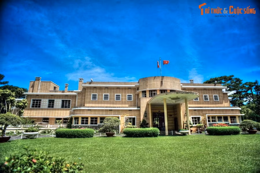 3. Nằm ở số 1 đường Triệu Việt Vương, thuộc phường 4 TP Đà Lạt, Dinh 3 Bảo Đại được xây trong khoảng từ năm 1933-1938. Tương tự như Dinh 2, Dinh 3 là một công trình kiến trúc đồ sộ với hàng chục phòng. Xung quanh Dinh là những vườn hoa được thiết kế theo phong cách châu Âu.