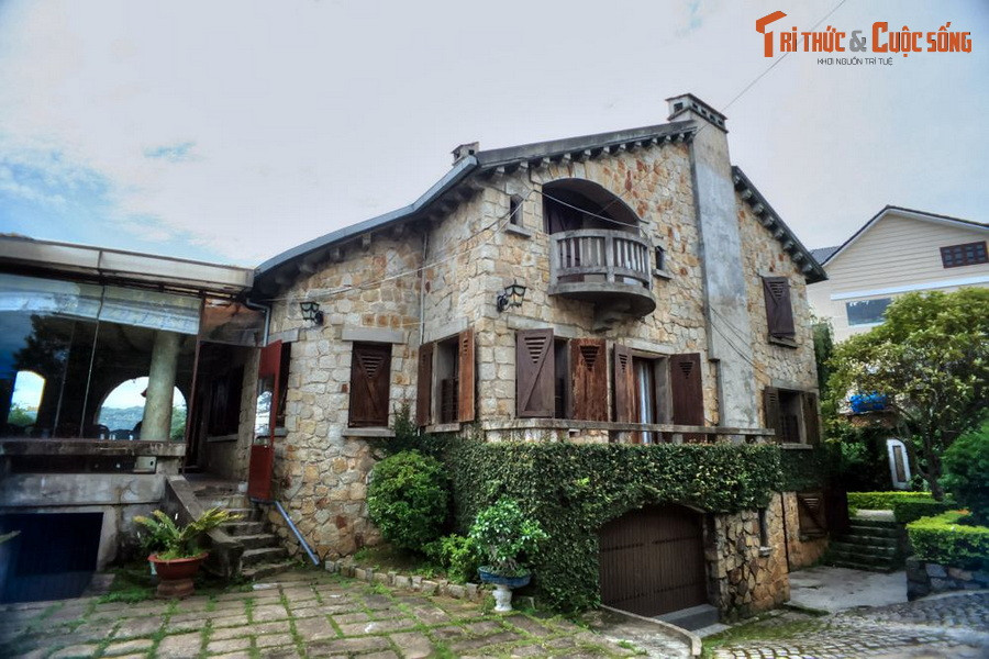 Công trình vốn thuộc sở hữu của một quan chức Pháp. Năm 1950, khi mới về nước để làm Quốc trưởng, vua Bảo Đại đã mua lại tòa nhà này để tặng cho thứ phi Phi Ánh - một nhân tình của ông. Từ đó, biệt thự đá còn có tên gọi là “biệt thự Phi Ánh”.