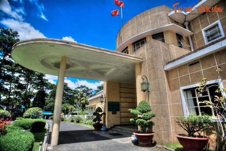 Từ năm 1938 – 1945, dinh thự này là nơi vua Bảo Đại cùng gia đình đến nghỉ mát, săn bắn vào mỗi mùa hè. Từ năm 1949 – 1954, cựu hoàng Bảo Đại cũng sinh sống ở Dinh khi làm Quốc trưởng.