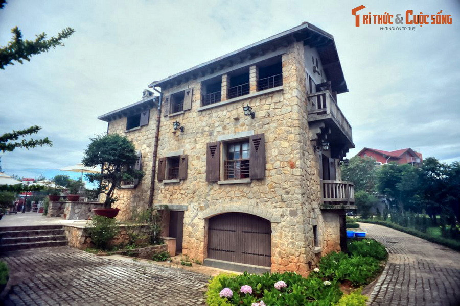 Trong thời gian sinh sống tại đây, vua Bảo Đại và bà Phi Ánh có với nhau hai người con: Con gái Nguyễn Phúc Phương Minh và con trai Nguyễn Phúc Bảo Ân. Sau khi Bảo Đại bị phế truất, bà Phi Ánh đã lấy chồng sau đi nơi khác sống. Công trình rơi vào cảnh hoang tàn trong hàng chục năm.