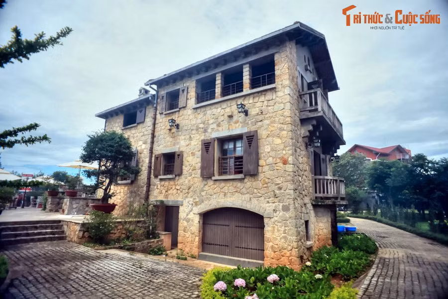 Trong thời gian sinh sống tại đây, vua Bảo Đại và bà Phi Ánh có với nhau hai người con: Con gái Nguyễn Phúc Phương Minh và con trai Nguyễn Phúc Bảo Ân. Sau khi Bảo Đại bị phế truất, bà Phi Ánh đã lấy chồng sau đi nơi khác sống. Công trình rơi vào cảnh hoang tàn trong hàng chục năm.