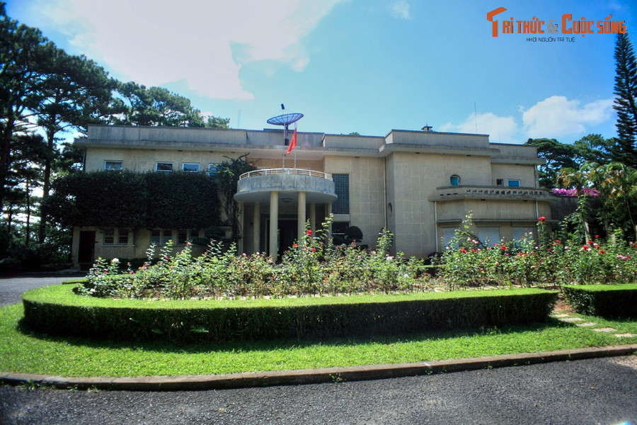 2. Tọa lạc ở 12 Trần Hưng Đạo, Phường 10, TP Đà Lạt, Dinh 2 Bảo Đại được xây từ năm 1933. Đây là một "tòa lâu đài" tráng lệ gồm 25 phòng được bài trí cực kỳ sang trọng do các kiến trúc sư A.T. Kruzé, D. Veyssere, A. Léonard thiết kế, kiến trúc sư P. Foinet trang trí nội thất.