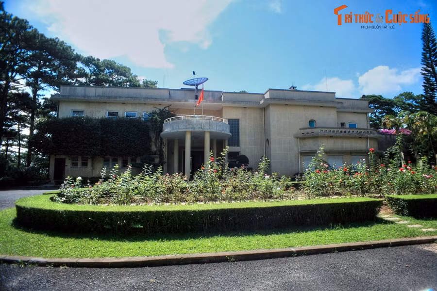 2. Tọa lạc ở 12 Trần Hưng Đạo, Phường 10, TP Đà Lạt, Dinh 2 Bảo Đại được xây từ năm 1933. Đây là một "tòa lâu đài" tráng lệ gồm 25 phòng được bài trí cực kỳ sang trọng do các kiến trúc sư A.T. Kruzé, D. Veyssere, A. Léonard thiết kế, kiến trúc sư P. Foinet trang trí nội thất.