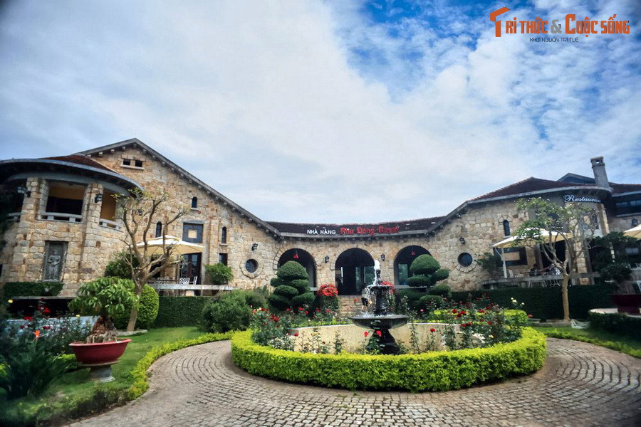 4. Tại số 1A và 1B đường Quang Trung, phường 9 TP Đà Lạt có một tòa biệt thự mang kiểu dáng kiến trúc rất độc đáo. Được xây dựng vào năm 1928, mô phỏng kiến trúc vùng Basques, Tây Ban Nha, biệt thự này gồm hai ngôi nhà tách biệt được nối liền bằng một hành lang bán nguyệt.