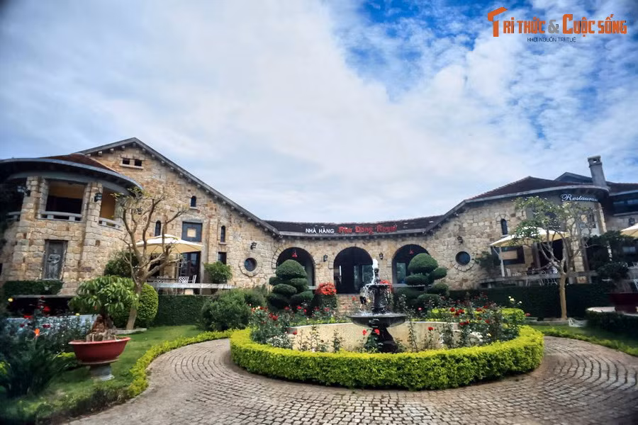 4. Tại số 1A và 1B đường Quang Trung, phường 9 TP Đà Lạt có một tòa biệt thự mang kiểu dáng kiến trúc rất độc đáo. Được xây dựng vào năm 1928, mô phỏng kiến trúc vùng Basques, Tây Ban Nha, biệt thự này gồm hai ngôi nhà tách biệt được nối liền bằng một hành lang bán nguyệt.